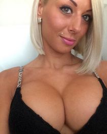 Hot ebony selfshot her